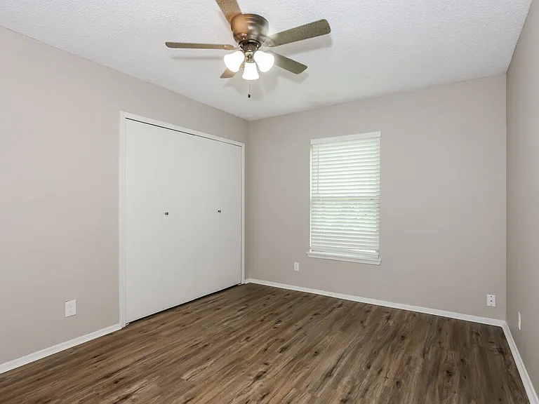 511 Rosewood Ln — Photo 13