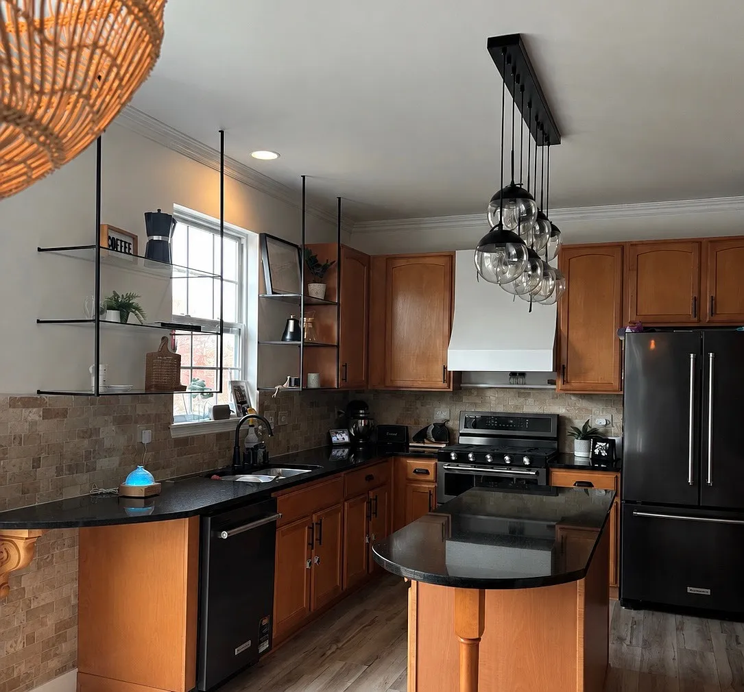 4 bed, 2572 sqft, $5,950 — Photo 2