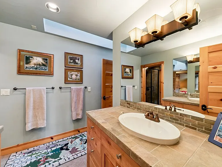 458 Center St — Photo 37