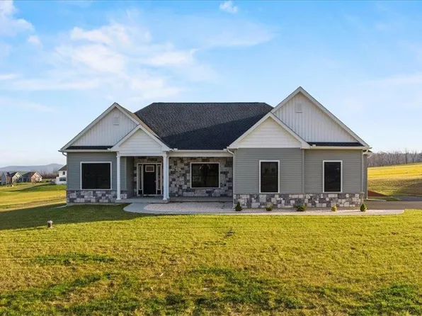 810 Emerald Valley Ln, Bangor, PA 18013