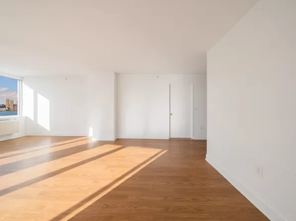 160 Riverside Boulevard image 7 of 17