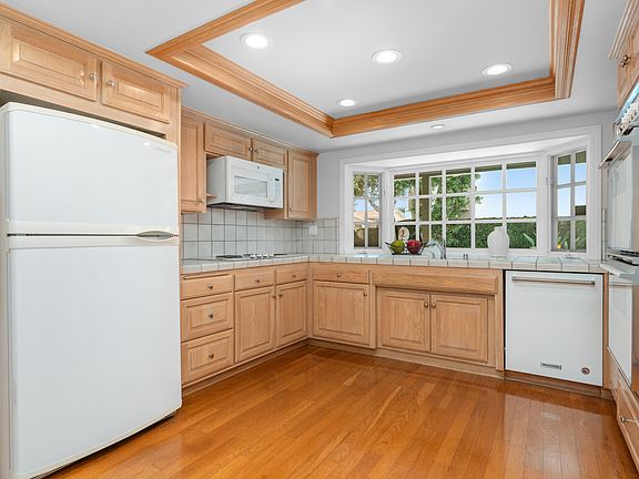Cheerful kitchen with lots of cupboard space and 2 pantries...plus a breakfast nook area...all overlooking the relaxing backyard!