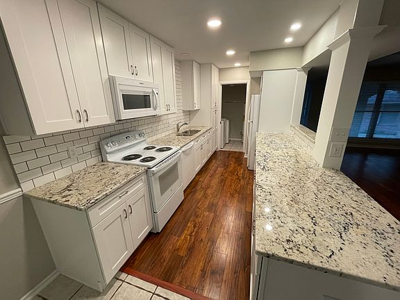 4th image of 3434 Northmoor St #11