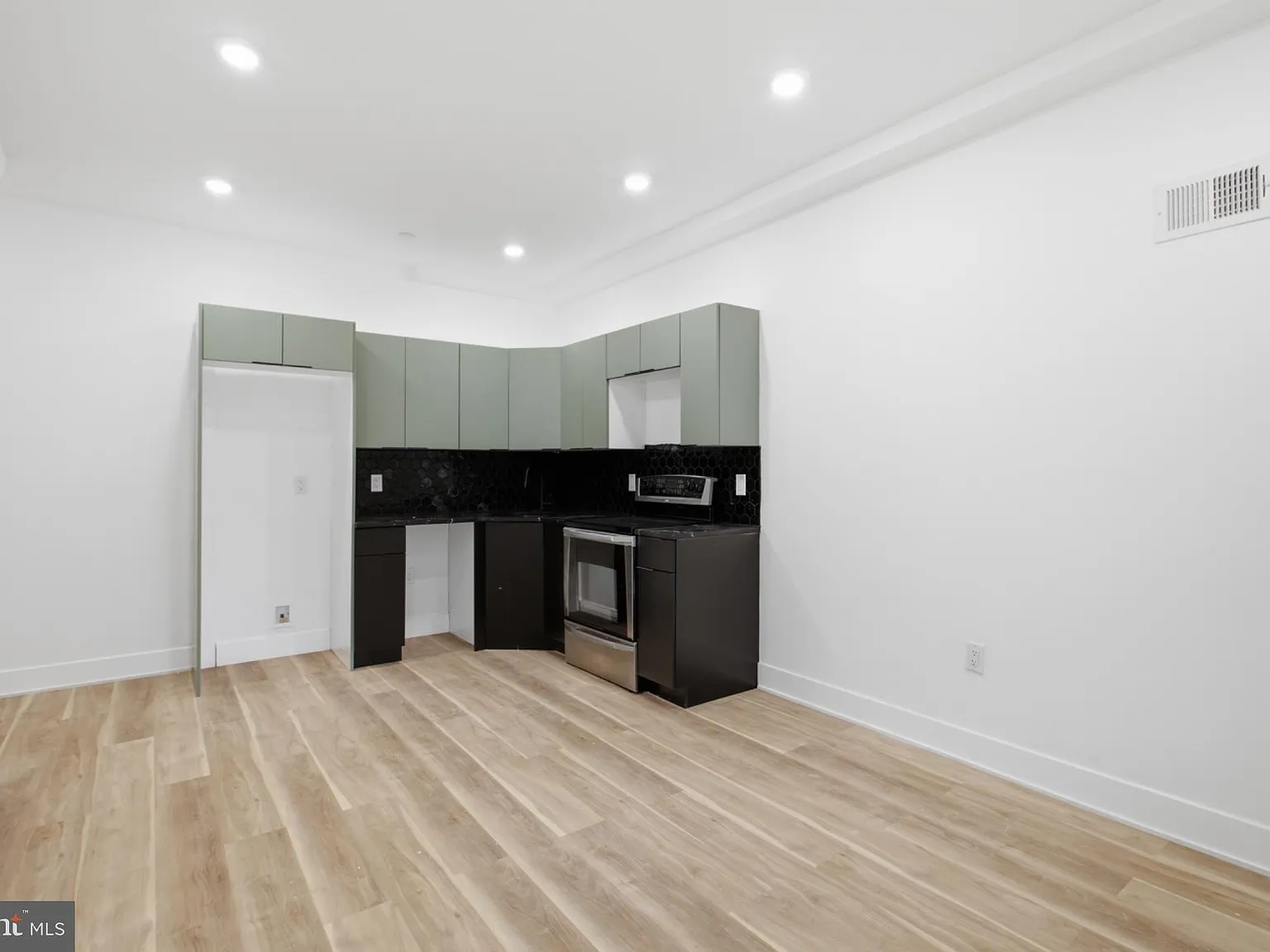 2 bed, 1.0 bath, 1804 sqft, $1,660 — Photo 1