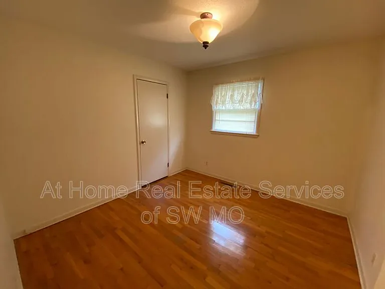 2027 S Kentwood Ave — Photo 9