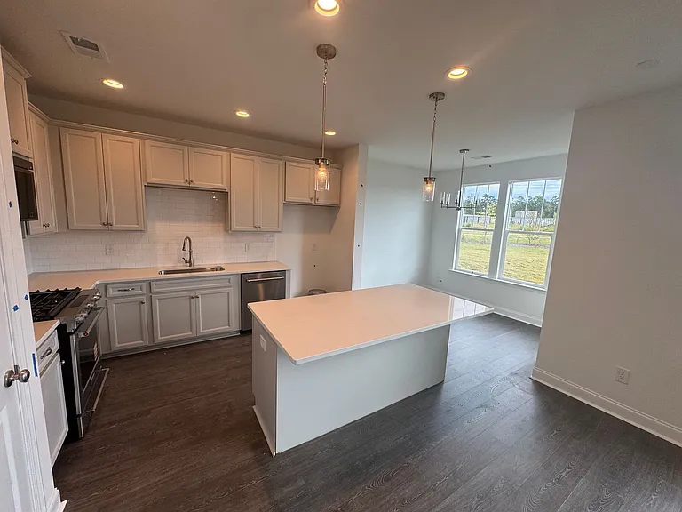 102 Hawthorne Landing Dr — Photo 6