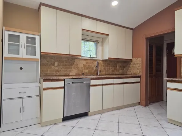 17-02 Clintonville Street image 3 of 16