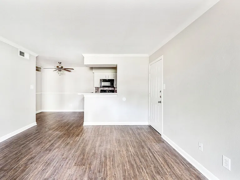 Cambridge Apartments — Photo 9