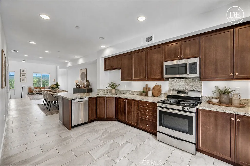 1 bed, 1.5 bath, 1426 sqft, $3,750 — Photo 2