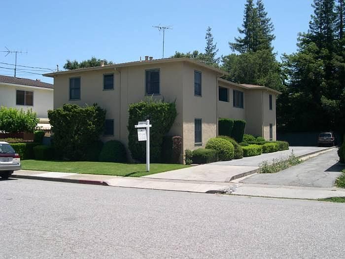 1st image of 915 Oak Ln APT 3
