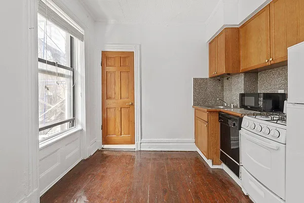 Rented by City Connections Realty | media 34