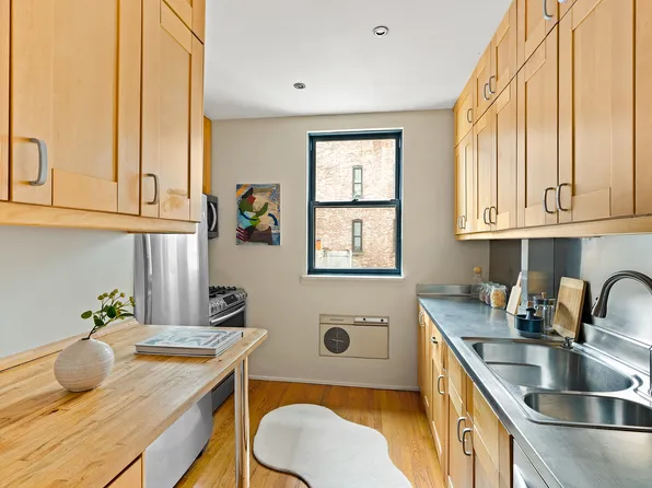 212 East 48th Street image 9 of 14