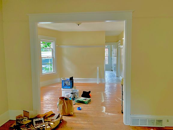 5th image of 35 Manitou Ave #Basement