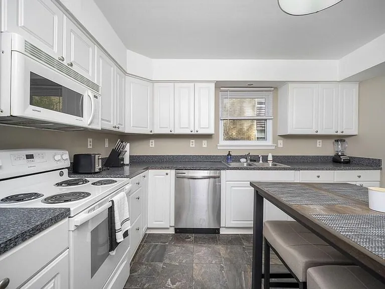 505 Barberton Dr — Photo 5
