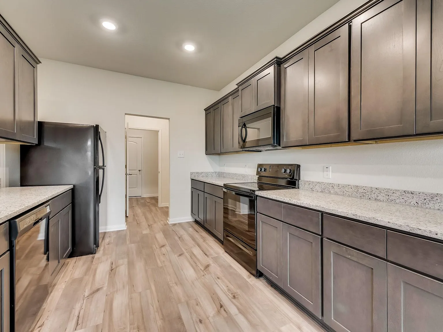 4 bed, 2588 sqft, $2,550 — Photo 2