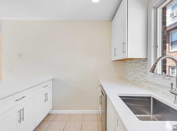 2nd image of 710 Grove Ave #A