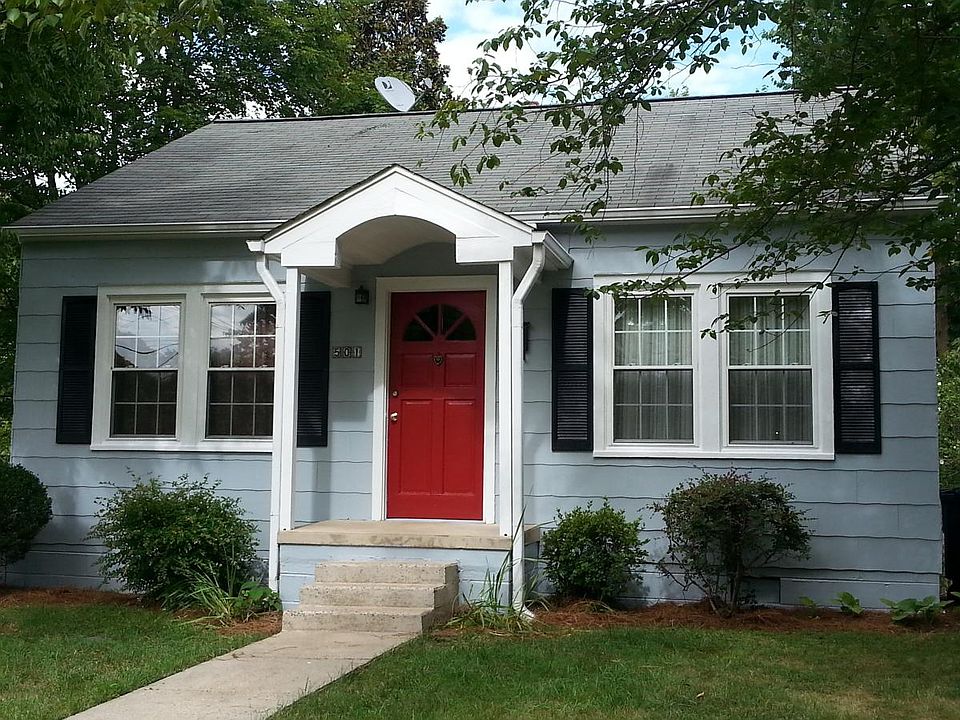 Cute bungalow, front entrance. There is an additional side door and a back door.