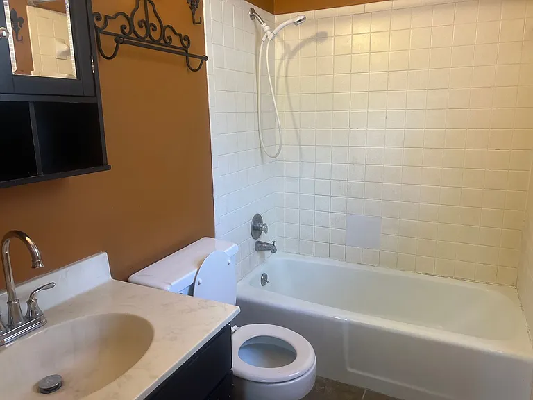 2101 Peach St — Photo 9