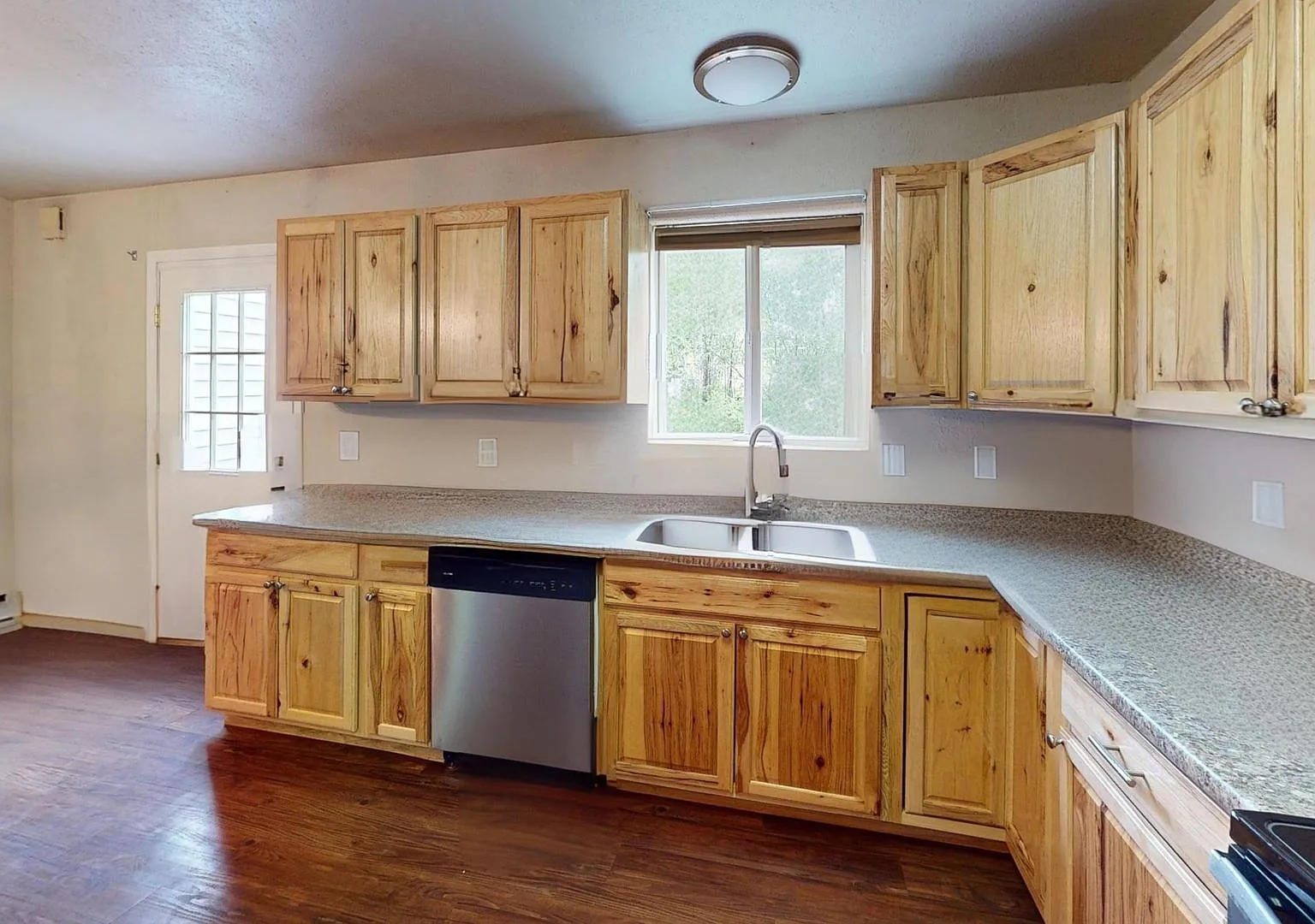 3 Bedroom Home in North Pole with Garage!! — Photo 3