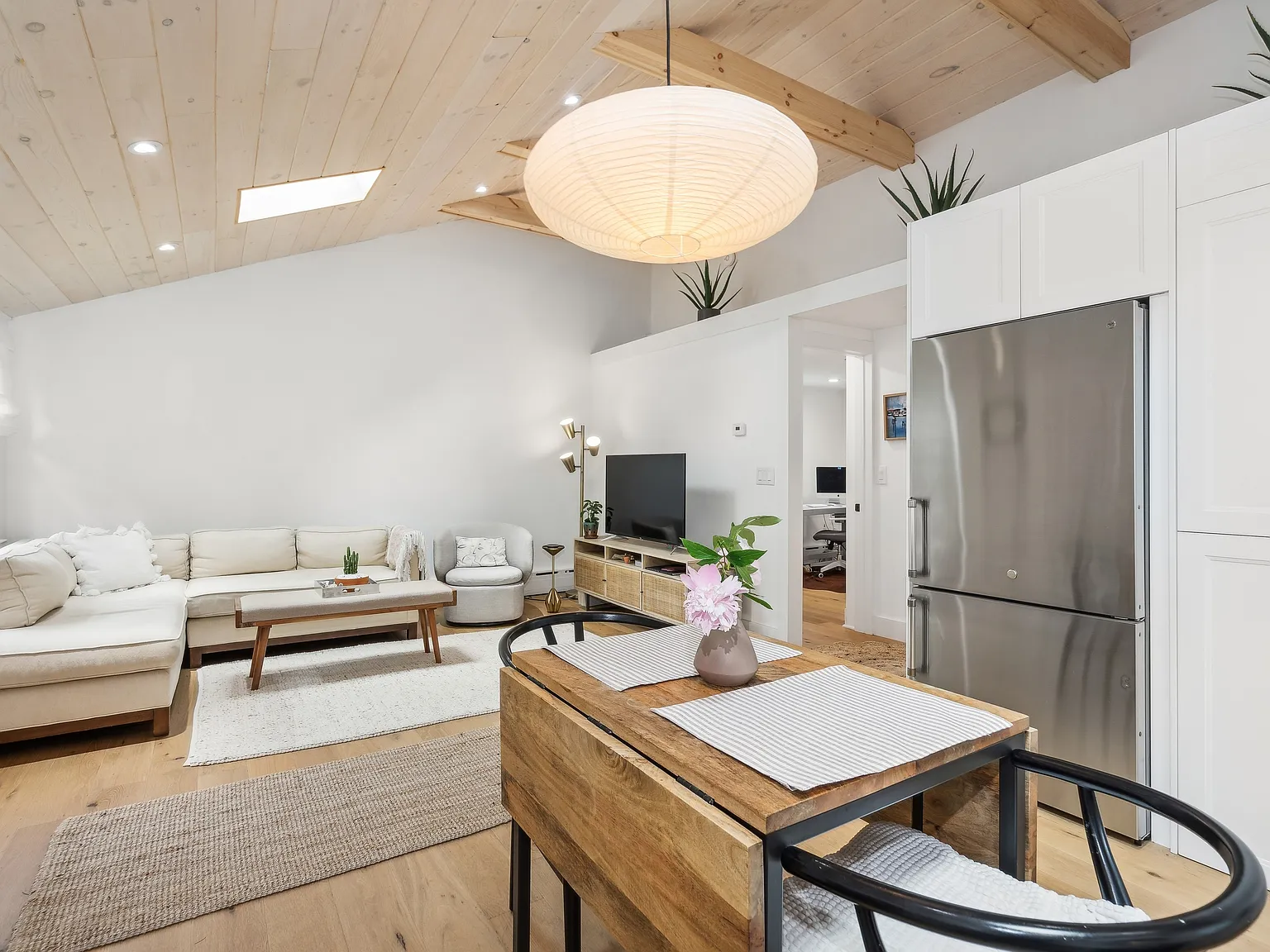 All New Hamptons Bays Two Bedroom Cottage — Photo 2