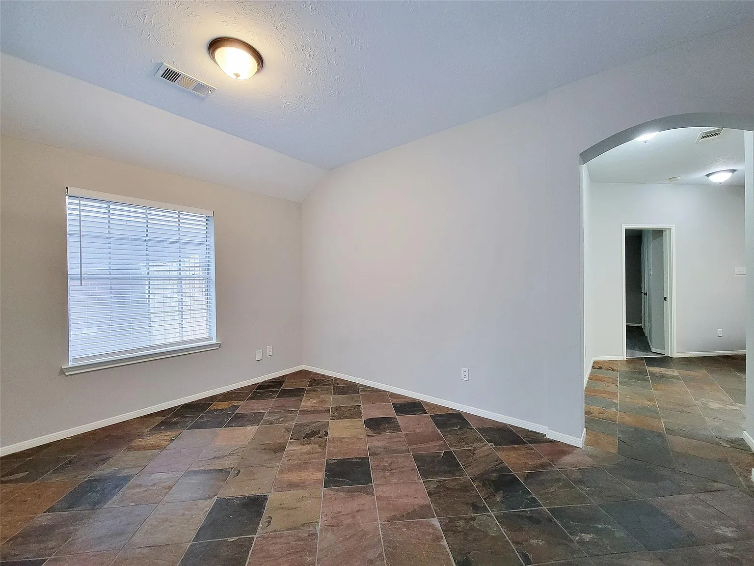 3 bed, 2.0 bath, 1935 sqft, $2,200 — Photo 4