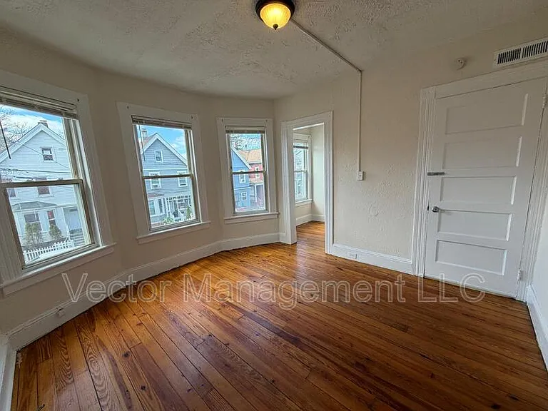 116 Rennell St — Photo 6