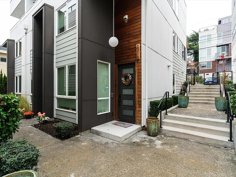 2218C Franklin Ave E #C — Photo 6
