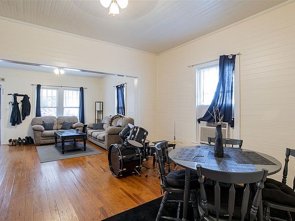 5th image of 102 Oleander St