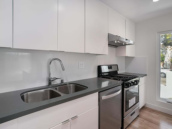 3rd image of 527 Oregon St