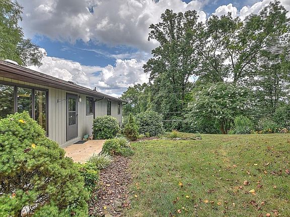 3rd image of 916 Lane Dr