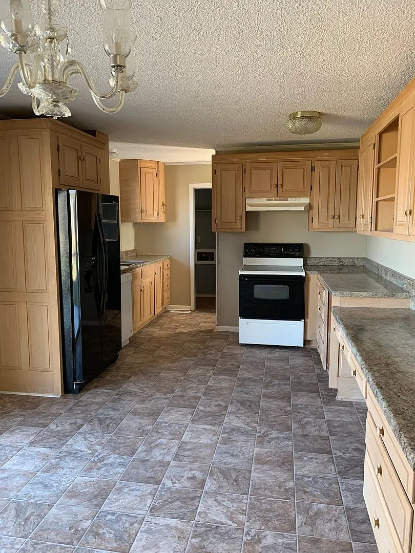 *Move In Special* 1/2 Off First Months Rent* 3 Bedroom 1.5 Bath House — Photo 3