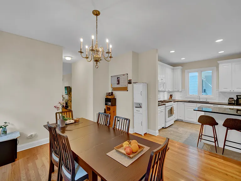 823 Hamlin St — Photo 7