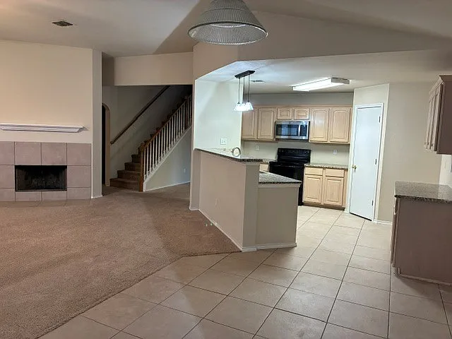 4 bed, 2882 sqft, $2,050 — Photo 3