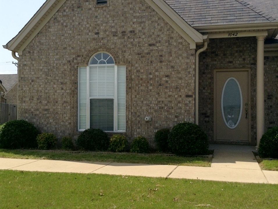 1st image of 1042 Vista Park Cir W