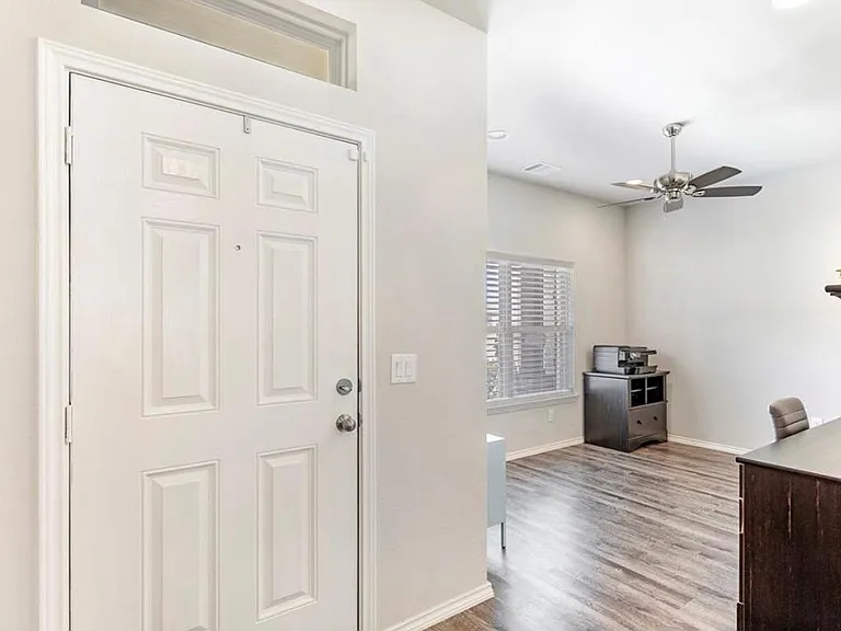 FORMAL DINING ROOM / FLEX / OFFICE SPACE NEAR THE ENTRY