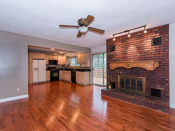 4th image of 1205 Crested View Dr