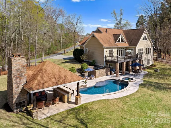 15808 Lake Ridge Rd, Charlotte, NC 28278