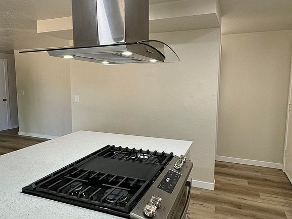 4th image of 2825 Hillcrest Ln