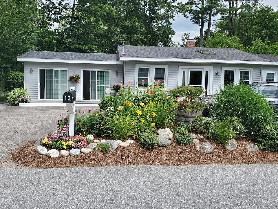 12 Moccasin Ln