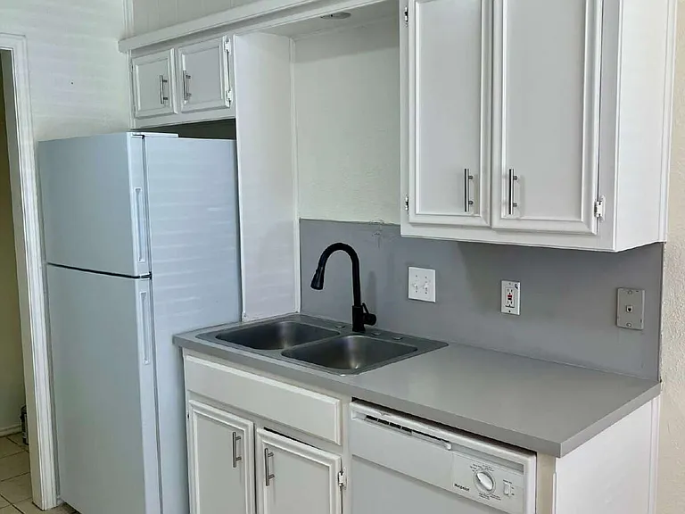 9610 Elmwood Ave #B — Photo 10