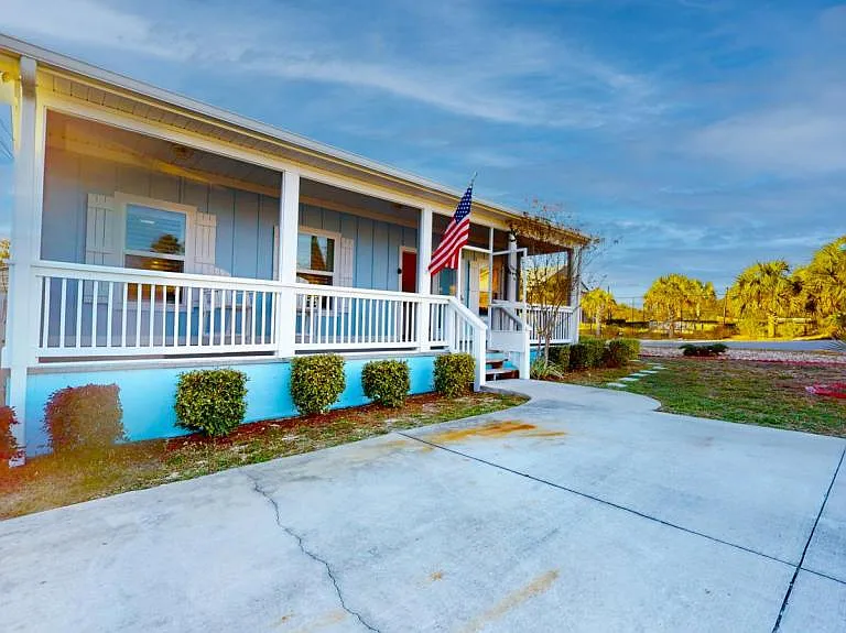 325 Governor Dr — Photo 1