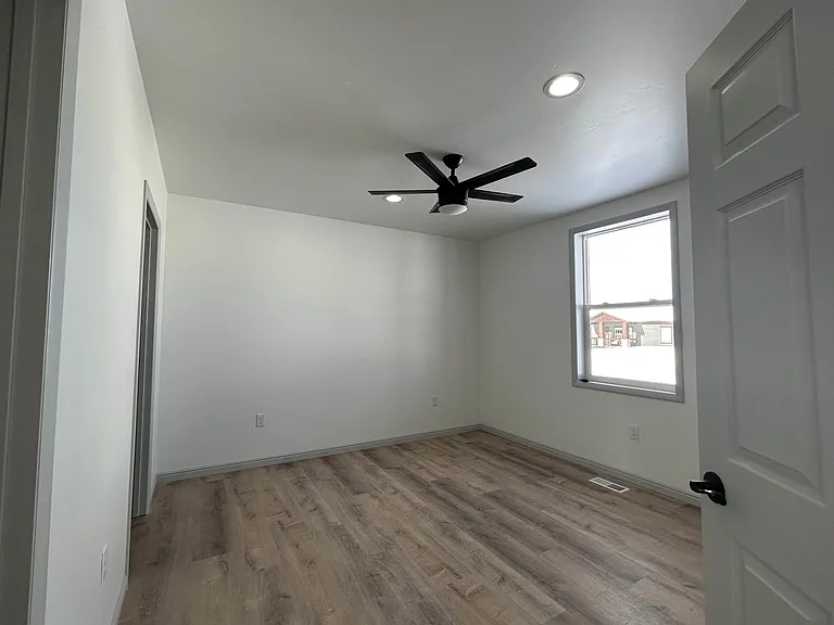 914 Riverbend St — Photo 11