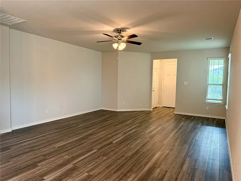 916 Toledo Bend Dr — Photo 2