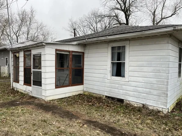 802 S Emma St, Christopher, IL 62822