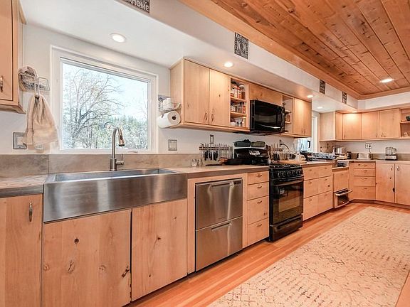 2nd image of 15053 Arrowhead Ln