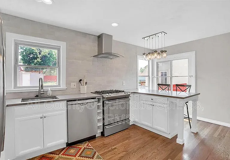 723 N Logan Ave — Photo 6