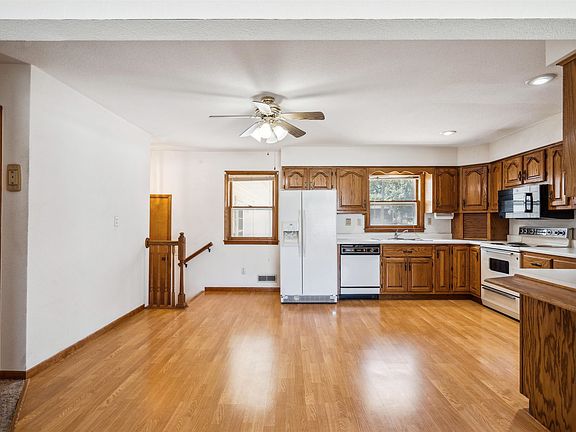 5th image of 406 1st Ave E