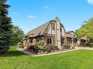 1961 Pondview Ct, Rochester, MI 48309