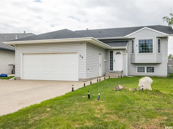 19 Mooney PLACE, Prince Albert, SK S6V 8C4
