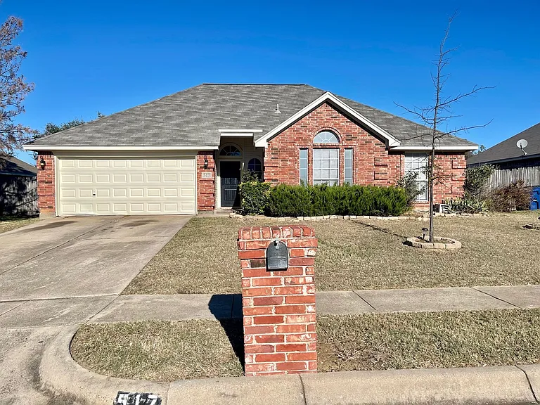 517 Meadowcrest Dr — Photo 1